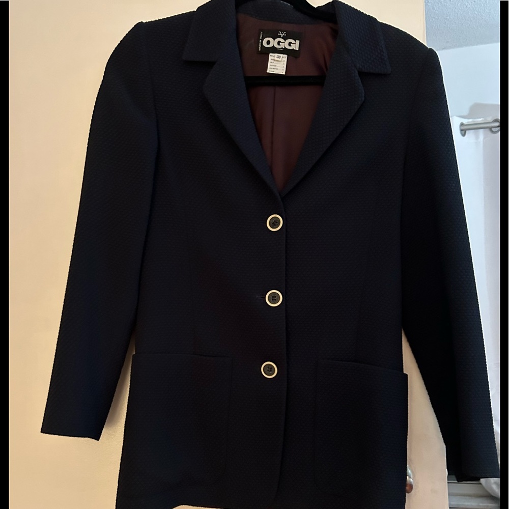 Velentino OGGI blue triple buttons blazer in front with pockets. Silk lining.